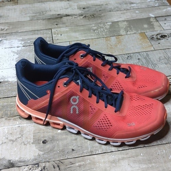 On cloud women's crimson navy running shoes - Picture 4 of 6